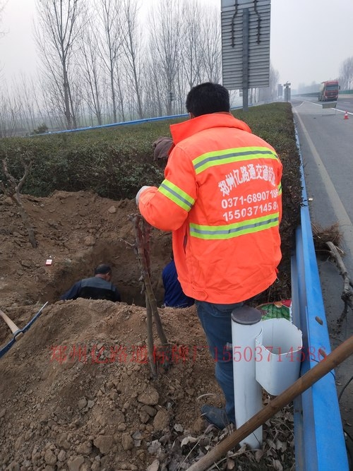 济南济南高速公路标志牌基础施工案例